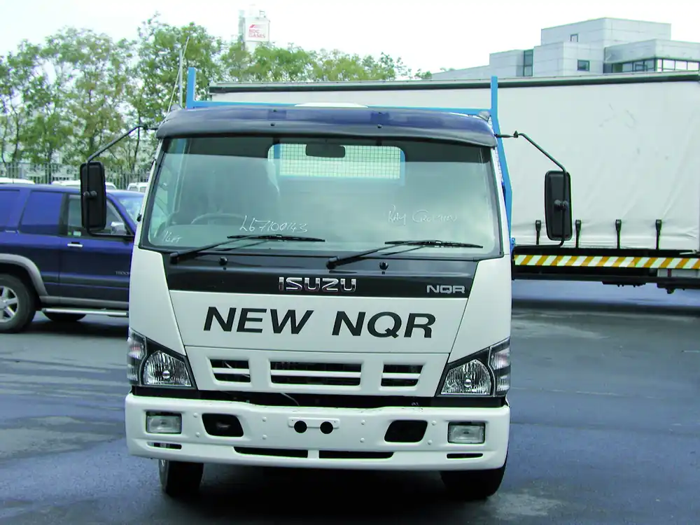 Ekspresowa dostawa Osłona przeciwsłoneczna ISUZU NQR/NPR -2007, kabina szeroka, z zestawem montażowym