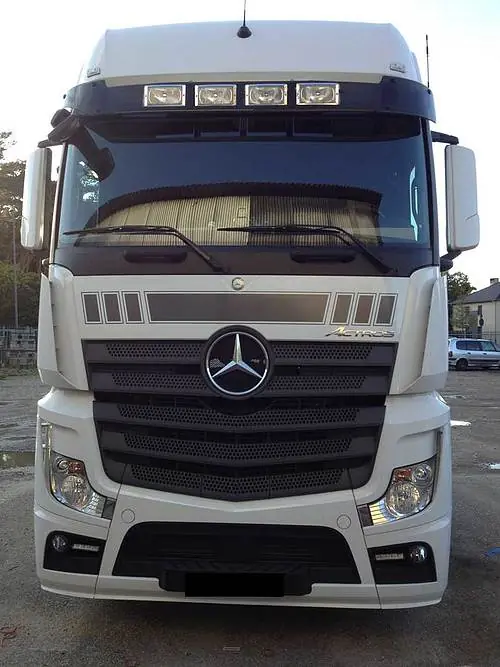 Osłona przeciwsłoneczna MB Actros MP4/MP5, kabina Big Space/Giga Space z wspornikiem na 4 reflektory Jumbo 220FF Oferta