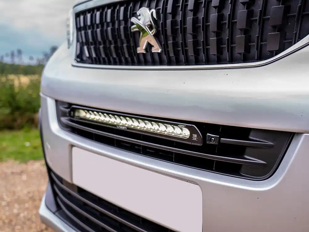 Łatwy zwrot Lampa LED Lazer Linear-18 Standard w grill z zestawem montażowym PEUGEOT Expert 2016-2024; VAUXHALL/OPEL Vivaro 2019-; CITROEN Dispatch,Jumpy 2016-2024