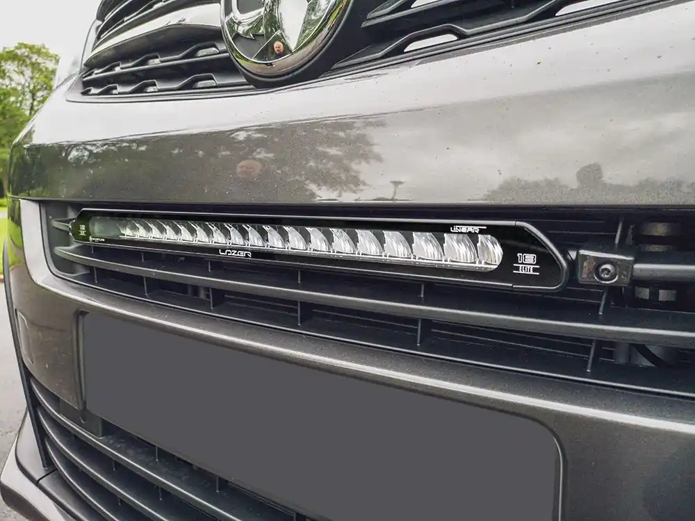 Sprawdź teraz Lampa LED Lazer Linear-18 Elite w grill z zestawem montażowym PEUGEOT Expert 2016-; VAUXHALL/OPEL Vivaro 2019-; CITROEN Dispatch,Jumpy 2016-2024