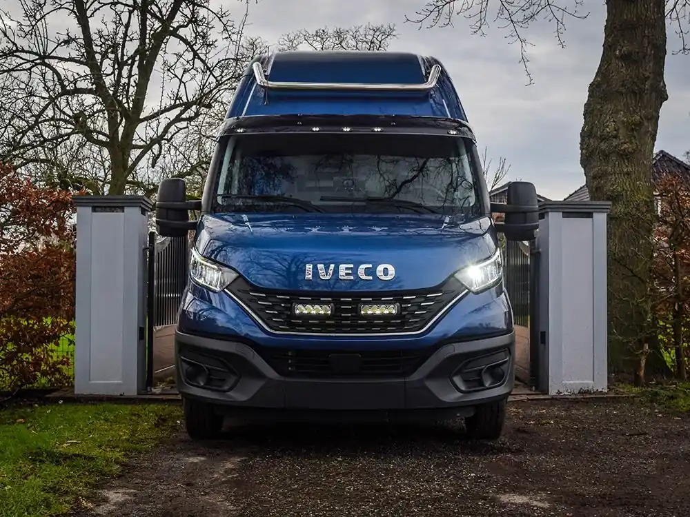 Zestaw dwóch lamp LED Lazer Triple-R 750 Elite w grill z zestawem montażowym IVECO Daily 2019-2022 Ostatnie sztuki