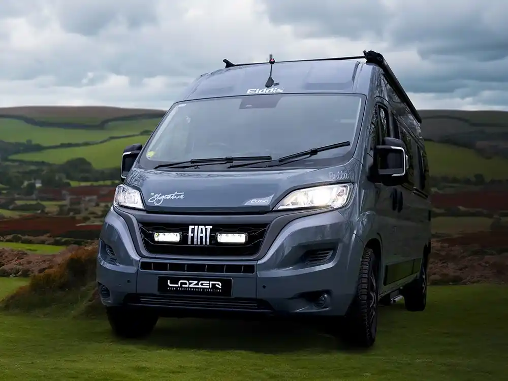 Zniżka Zestaw dwóch lamp LED Lazer Triple-R 750 Std w grill z zestawem montażowym FIAT Ducato 2022-2023