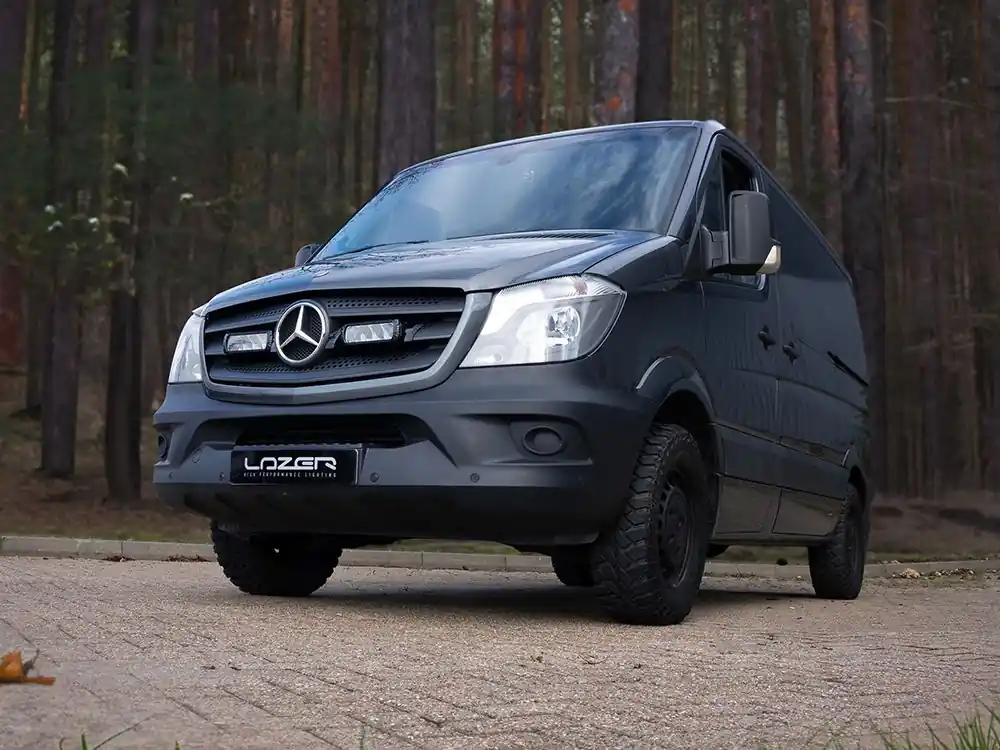 Zestaw dwóch lamp LED Lazer Triple-R 750 Elite w grill z zestawem montażowym MB Sprinter 2013-2018 Nowy