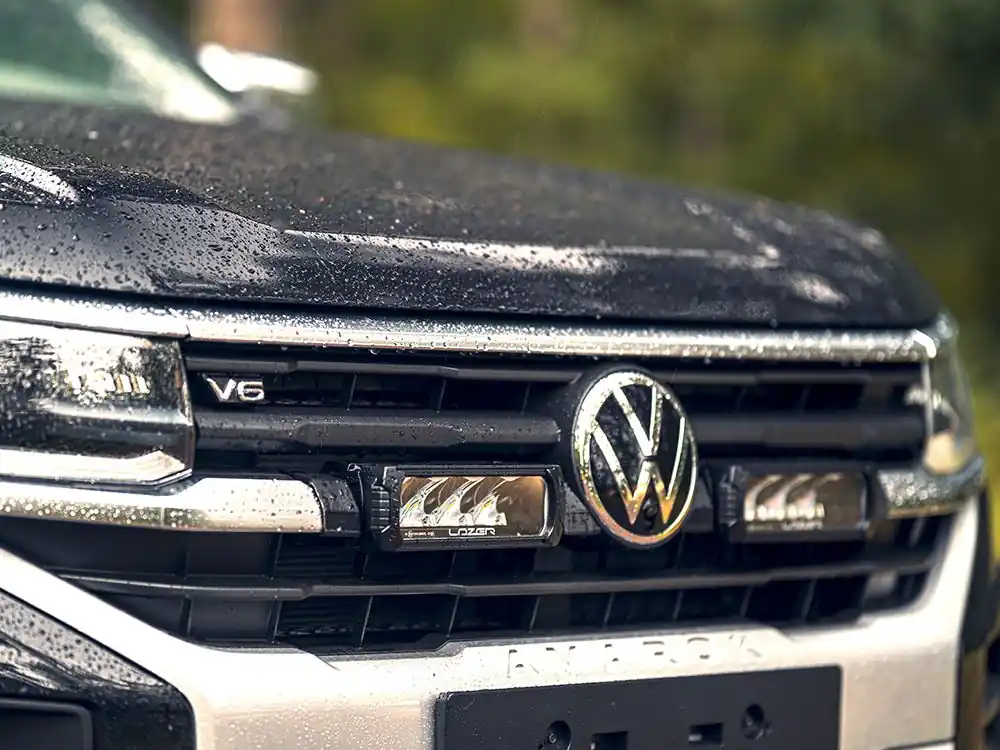 Hit sprzedaży Zestaw dwóch lamp LED Lazer Triple-R 750 Elite w grill z zestawem montażowym VW Amarok (PanAmericana/Aventura) 2023-