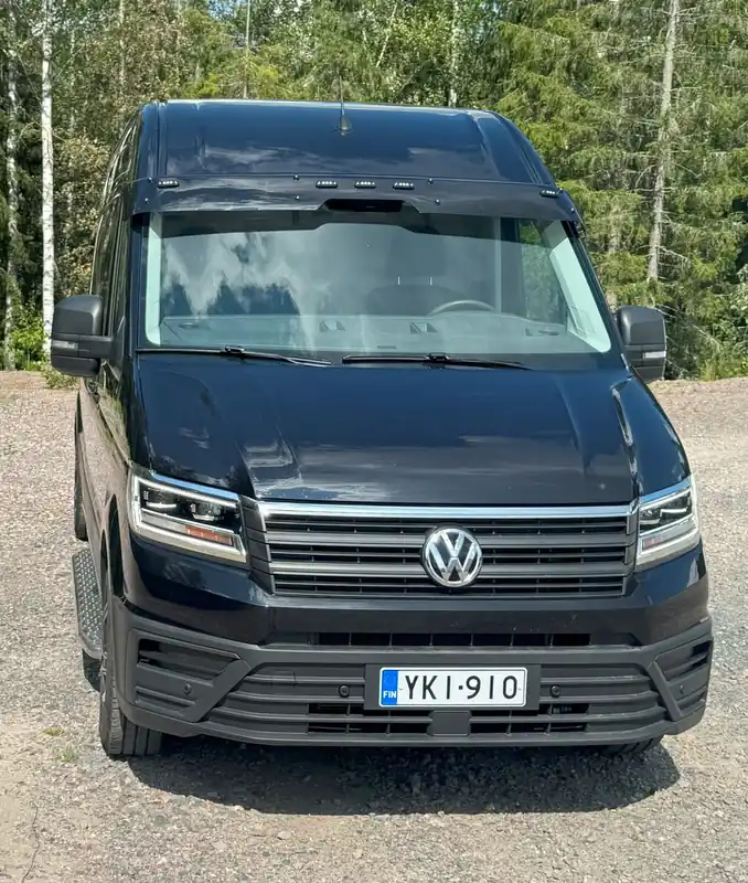 Osłona przeciwsłoneczna VW Crafter 2017-; MAN TGE 2017-, z wycięciami na czujniki, z 5 białymi obrysami Strands Dark Knight, z zestawem montażowym Sprawdź teraz