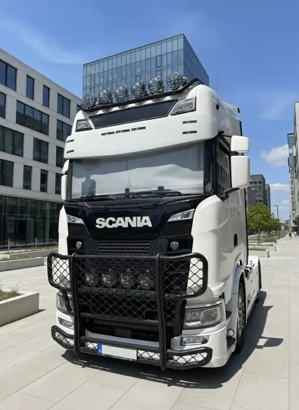 Osłona przeciwsłoneczna TruckKing SCANIA NG S&R 2016-, z zestawem montażowym, wycięcia na 7 obrysów, głębokość 39 cm Radius Okazja
